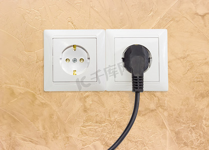 两个白色插座，一个连接相应的电源