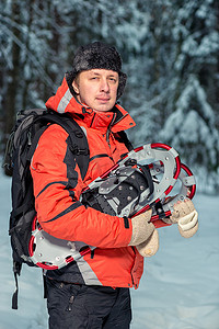 冬季穿着雪鞋的男性游客的垂直肖像