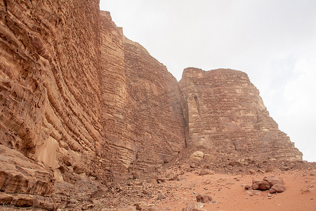 在瓦迪拉姆 (Wadi Rum) 的 Khazali 山上观看。