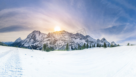 梦幻雪摄影照片_雪山上的冬日阳光