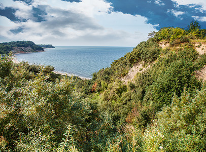 有陡峭河岸的海景