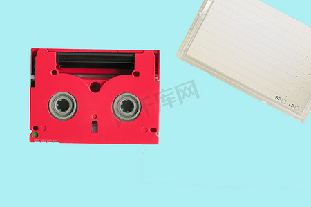 带盒的红色 8 毫米盒式磁带