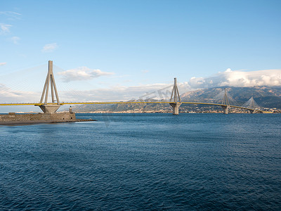 希腊帕特雷壮观的电缆桥