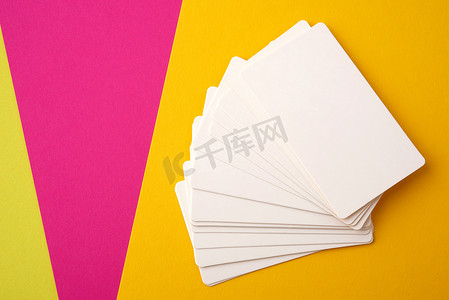 长方形粉色背景摄影照片_一堆长方形白皮书空白名片