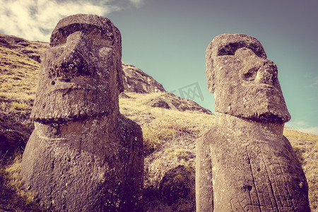 复活节岛 Rano Raraku 火山上的摩艾斯雕像