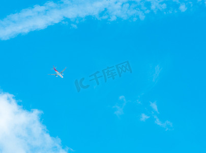 蓝天白云上的飞机。