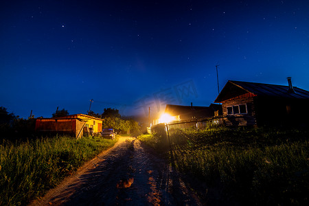 夏天村屋上空繁星点点的夜空。