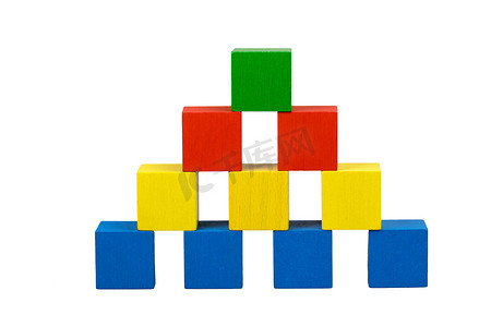 由带有 gubs 的木制彩色立方体制成的金字塔