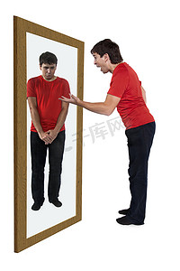 男人对着镜子骂自己