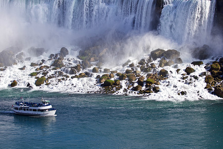 美丽的背景与惊人的尼亚加拉瀑布和一艘船