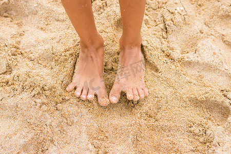 细长的腿摄影照片_腿细长的七岁女孩赤脚站在沙滩上