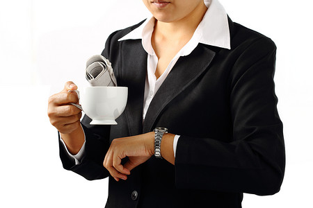 商务喝咖啡摄影照片_女商人喝咖啡，看着她孤立的手表