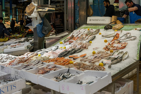 希腊塞萨洛尼基 卡帕尼室内市场的海鲜柜台以欧元计价。