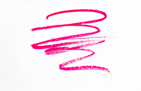 化妆唇摄影照片_红色、粉色、淡紫色线条、中风、白色背景中突显的飞溅化妆品铅笔、美容和化妆概念