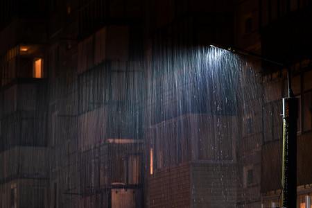 雨夜灯柱选择性聚焦和雨滴长时间曝光运动模糊