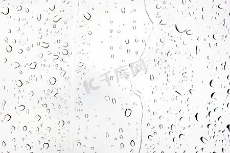 上落摄影照片_雨滴落在玻璃上。