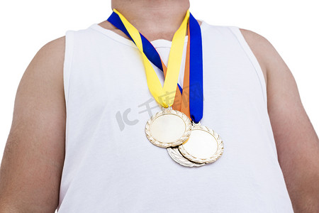 奖牌徽章摄影照片_拿着奥运奖牌的运动员特写镜头