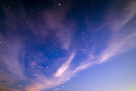 星空真实摄影照片_没有蒙太奇的自然星空和运动模糊云背景