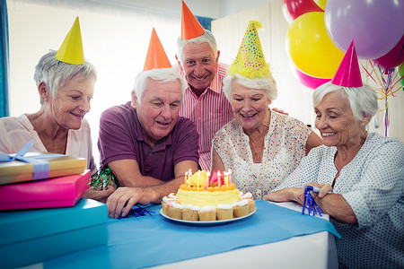 一群庆祝生日的老年人