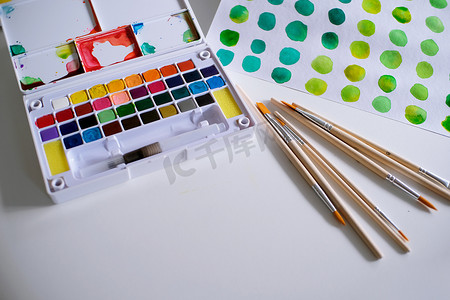 水彩颜料和刷子也具有艺术性的职场艺术家
