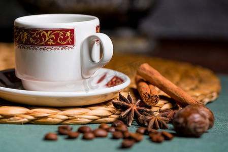 一杯漂亮的咖啡、茴香和肉桂的水平图片
