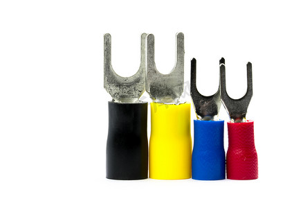 铲形端子电缆连接器配件的红色、蓝色、黄色和黑色颜色在白色背景上隔离，带有剪切路径。