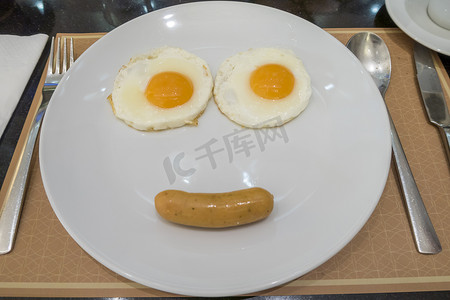 早餐煎鸡蛋和香肠做一个笑脸