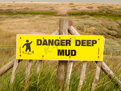 danger摄影照片_免版税图像 - a danger deep mud yellow rectangle sign outside se