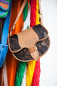 难斜挎包摄影照片_来自安蒂奥基亚地区的哥伦比亚传统皮革挎包