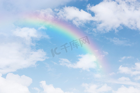 雨后蓝天划过美丽的经典彩虹