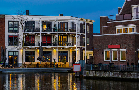 热门城市摄影照片_美丽的荷兰城市建筑在水边，带阳台的公寓，热门城市阿尔芬莱茵河畔，荷兰