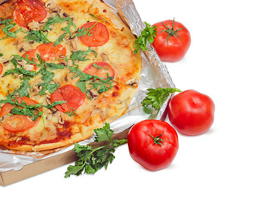 纸板箱和西红柿中的熟比萨碎片