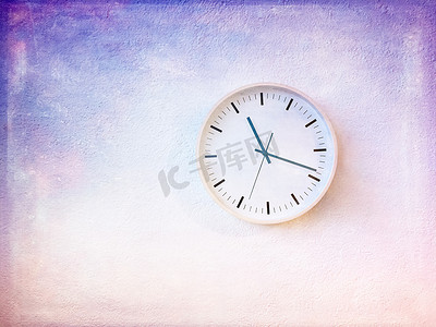 墙绘墙绘摄影照片_在被绘的紫色墙壁上的现代圆的时钟