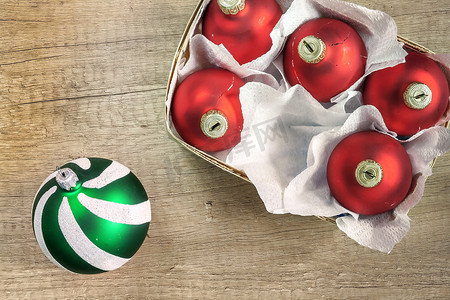 在 vin 的木篮顶视图中的圣诞球红色和绿色