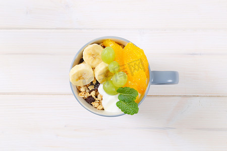 葡萄酸奶摄影照片_含酸奶和新鲜水果的牛奶什锦早餐