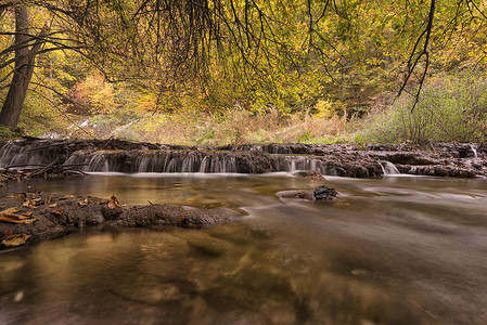 保加利亚斯特兰扎山森林中一条带瀑布的河流的美丽景色