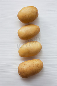 在白色隔绝的土豆。