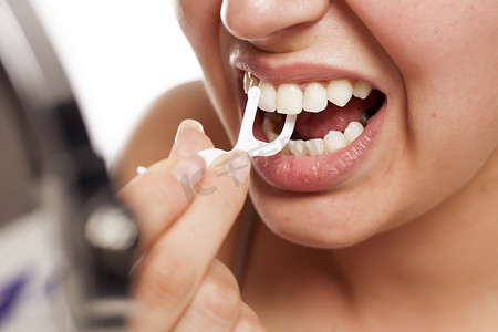 女人用塑料牙签清洁牙齿