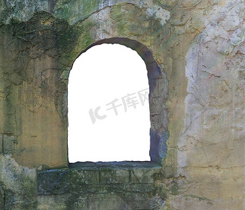 城堡上的窗户摄影照片_旧的脏石墙，有一个开放的窗框，在白色的中世纪背景纹理上被切割和隔离