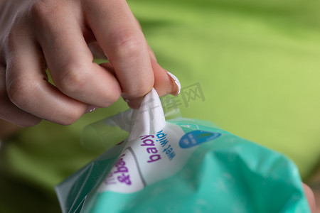 湿巾详情摄影照片_特写手从包装中挑选湿巾 — 卫生程序