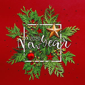 圣诞背景，有金钟柏树枝和白色方形框架中的 2020 年新年字样。