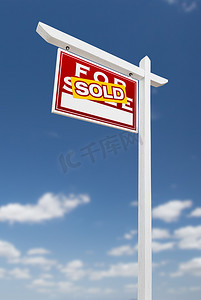 左面临出售出售房地产标志在蓝天与 Cl
