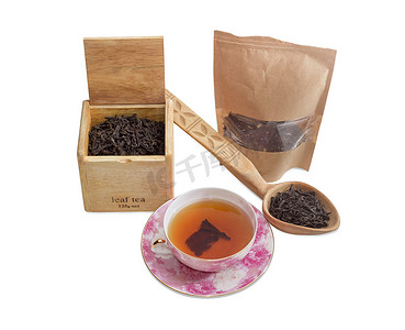 一杯茶和不同品种的茶叶