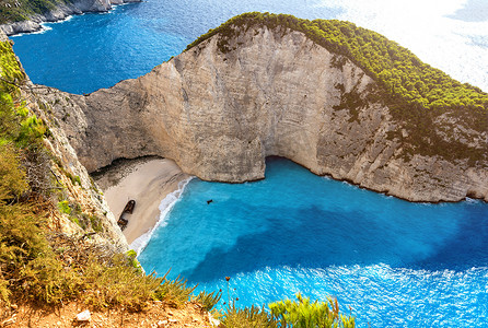 带蓝色水晶水的 Navagio 海滩，希腊扎金索斯岛