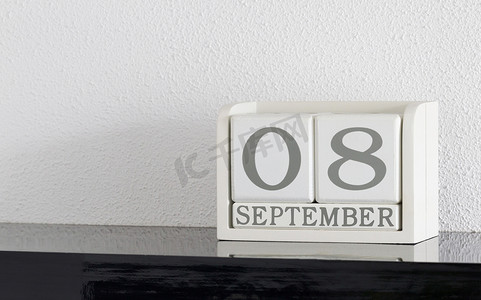 白块日历当前日期为 8 月和 9 月