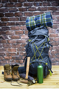 远足装备、背包、靴子和背包。