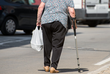 街上拄着拐杖的老妇人。