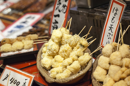 烤肉标签摄影照片_京都的传统食品市场。