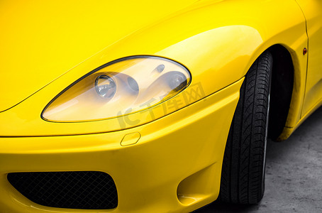 黄色跑车车灯的特写视图。