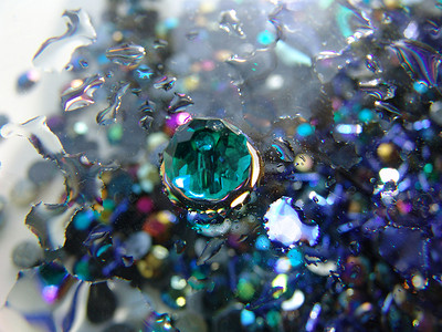 背景与闪亮的水晶玻璃珠